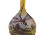un vase orné d'une libellule sur fond blanc