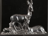 statue représentant un cerf et un faon sur fond noir