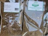 une boîte remplie d'herbes posée sur une table