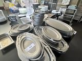 de nombreuses assiettes et casseroles sur la table de la cuisine