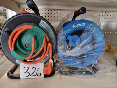 deux tuyaux posés sur une étagère dans un magasin