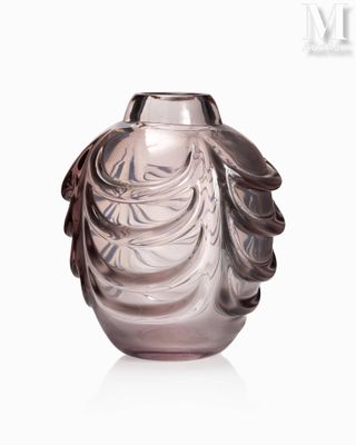 un vase en verre posé sur une surface blanche
