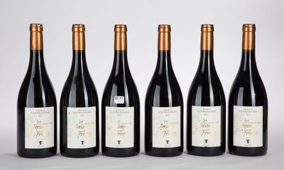 six bouteilles de vin rouge sont alignées