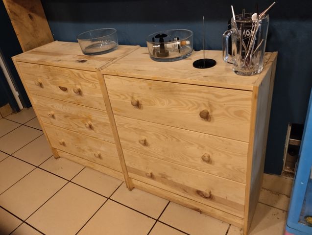 Deux commodes en pin ouvrant à trois tiroirs, deux casiers à tiro...