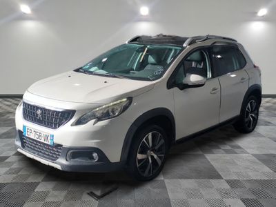 la voiture blanche est garée dans le garage sur un sol en damier