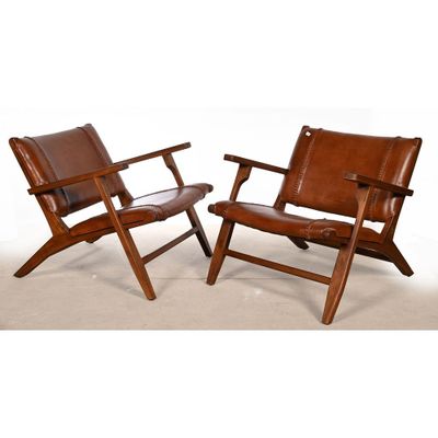 paire de fauteuils de salon en cuir avec structure et accoudoirs en bois