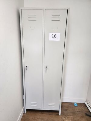 deux casiers situés dans un coin d'une pièce, avec une pancarte sur la porte