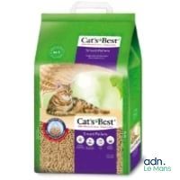 un sac de litière « Cat's Best » avec un chat allongé par terre