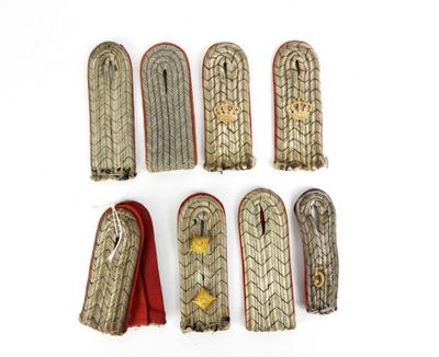 six paires de cols militaires ornés de rubans dorés et rouges