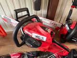 deux tronçonneuses posées sur une table