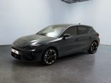 La voiture grise est garée dans une grande pièce aux murs blancs