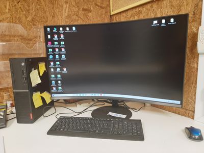 un ordinateur de bureau posé sur une table avec un clavier et une souris