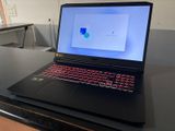 un ordinateur portable posé sur une table dans une pièce