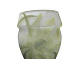 un vase en verre contenant une fleur verte