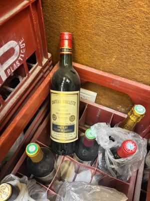 des bouteilles de vin et d'autres bouteilles de vin se trouvent dans une boîte rouge