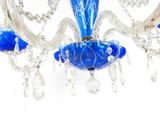 un lustre en verre bleu suspendu au plafond