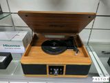 un tourne-disque exposé dans un magasin