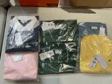 un grand nombre de t-shirts posés sur une table