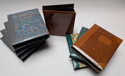 plusieurs livres sont empilés sur une table