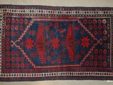un tapis bleu et rouge orné d'un motif rouge