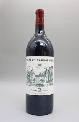 une bouteille de vin rouge posée sur une table blanche