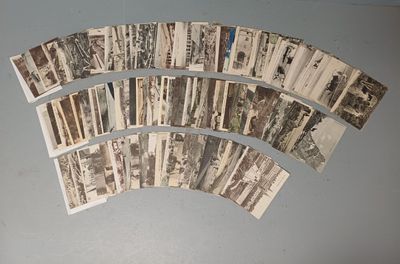 beaucoup de vieilles photos accrochées au mur d'une pièce