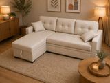 un canapé blanc et un pouf dans un salon
