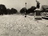 une photo en noir et blanc d'une statue dans la neige