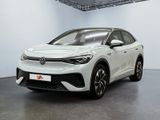 un SUV Volkswagen blanc garé dans une grande pièce