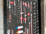 une boîte à outils contenant divers outils