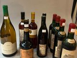 de nombreuses bouteilles de vin posées sur un plan de travail