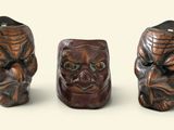 Trois types de masques différents sont représentés sur une surface blanche