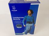 Sur la boîte du produit figure un homme vêtu d'une chemise bleue et d'un jean