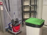 une poubelle et une serpillière dans une pièce