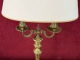 une lampe posée sur une table, avec un mur rouge en arrière-plan