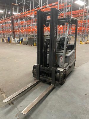 une photo d'un chariot élévateur dans un grand entrepôt