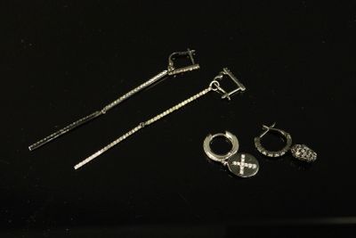 STEFERE. Lot de boucles d'oreille comprenant : - une boucle …