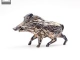 figurine en argent représentant un sanglier sur fond blanc