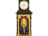 une horloge noire et dorée, avec un cadran doré