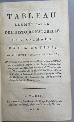 un livre ouvert posé sur une table, avec une illustration en noir et blanc représentant le titre