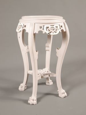 une image représentant une table blanche sur fond gris