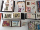 de nombreux types de timbres disposés sur une table