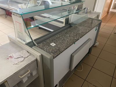 Une vitrine réfrigérée service arrière ZOIN Dimensions : 150…