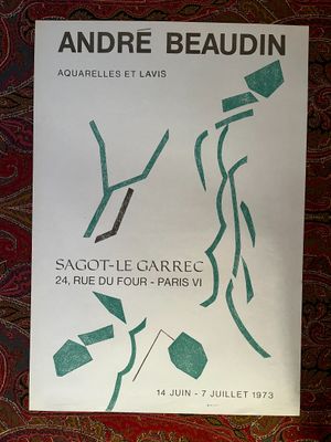 une affiche accrochée au mur d'un immeuble sur laquelle figure la photo d'un homme