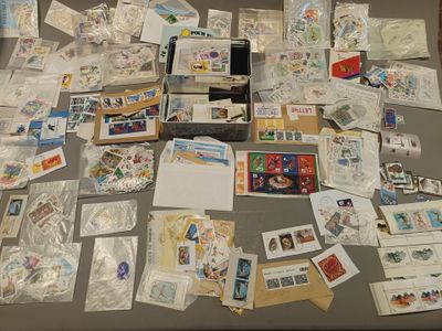 de nombreuses cartes et enveloppes disposées sur une table