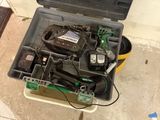 une boîte à outils contenant des outils, posée sur le sol