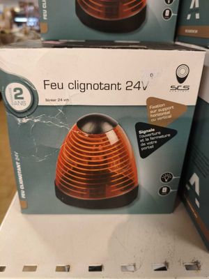 deux boîtes d'une lampe posées sur une étagère dans un magasin