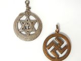 deux pendentifs de formes et de tailles différentes sur une surface blanche