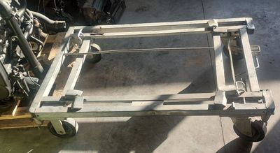 un chariot muni d'un châssis métallique, dans un garage