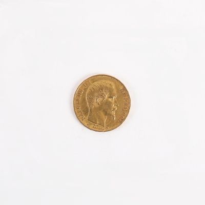 une pièce d'or avec l'image d'une femme dessus